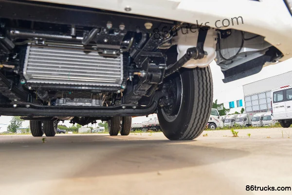 JMC New Shunda Standard Edition 2.5L Diesel 136hp 4X2(6 wheels) WLY 5-Speed 3.7m Single Row Van Light Truck Chassis (3) | 86Trucks