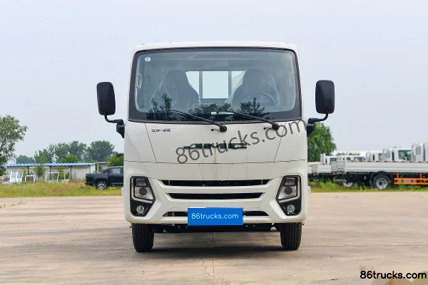 JMC Quanxin Shunda Standard Edition 2.5L Diesel 136 hp 4X2(6 wheels) WLY 5-speed 3.8m Semi-row Flatbed Light Truck Exterior (2) | 86Trucks