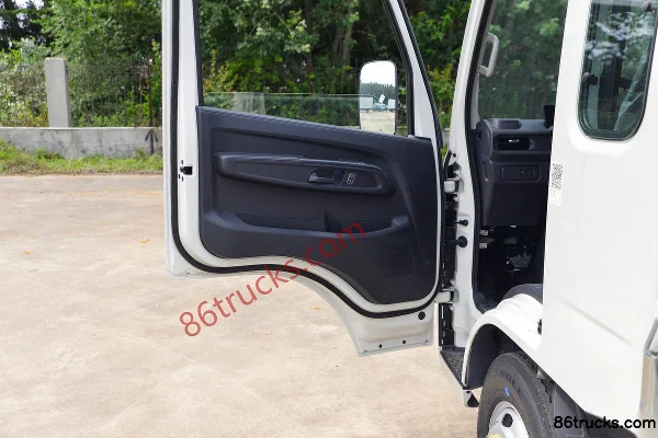 JMC Quanxin Shunda Standard Edition 2.5L Diesel 136 hp 4X2(6 wheels) WLY 5-speed 3.8m Semi-row Flatbed Light Truck Cab (2) | 86Trucks