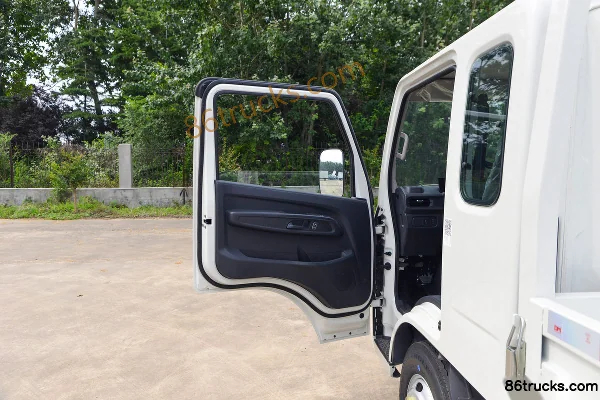 JMC Quanxin Shunda Standard Edition 2.5L Diesel 136 hp 4X2(6 wheels) WLY 5-speed 3.8m Semi-row Flatbed Light Truck Cab (1) | 86Trucks