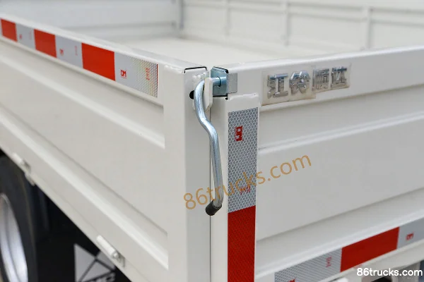 JMC Quanxin Shunda Standard Edition 2.5L Diesel 136 hp 4X2(6 wheels) WLY 5-speed 3.8m Semi-row Flatbed Light Truck Body (3) | 86Trucks