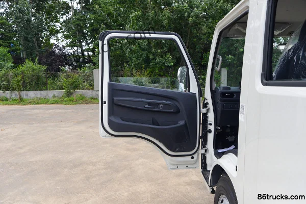 JMC New Shunda Small Card Luxury 2.5L Diesel 136hp 4X2(6 wheels) WLY 5-Speed 2.7m Double Row Flatbed Light Truck Cab (1) | 86Trucks