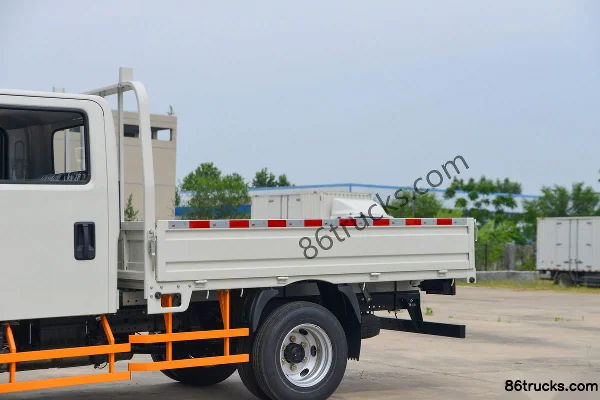 JMC New Shunda Small Card Luxury 2.5L Diesel 136hp 4X2(6 wheels) WLY 5-Speed 2.7m Double Row Flatbed Light Truck Body (1) | 86Trucks