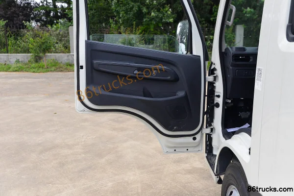 JMC New Shunda Small Card Luxury 2.5L Diesel 136hp 4X2(6 wheels) WLY 5-Speed 2.7m Double Row Flatbed Light Truck Cab (2) | 86Trucks