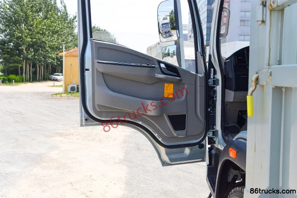 Sinotruk HOWO Tongsai 2.5L Diesel 185hp 4X2(6 wheels) Sinotruk 12-speed 4.15m single-row cage-type light truck Cab (2) | 86Trucks