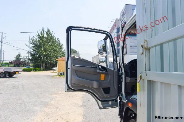 Sinotruk HOWO Tongsai 2.5L Diesel 185hp 4X2(6 wheels) Sinotruk 12-speed 4.15m single-row cage-type light truck Cab (1) | 86Trucks