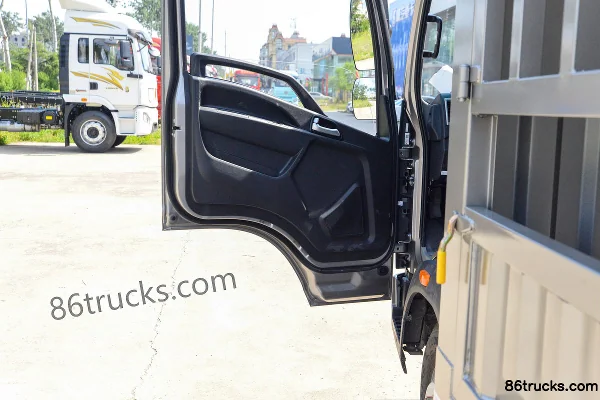 Sinotruk HOWO Hanjiang M 145 hp 4X2(6 wheels) 3.85 m semi-row stake truck Cab (2) | 86Trucks