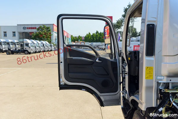 Foton S1 Changying Edition 2.5L Diesel 189 hp 4X2(6 wheels) WLY 6-Speed 4.14m Single Row Van Light Truck Cab (1) | 86Trucks