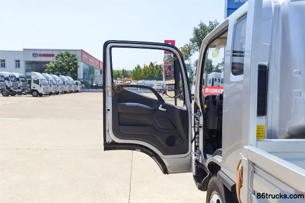 Foton S1 Changying Edition 2.5L Diesel 165 hp 4X2(6 wheels) 8-Speed 3.83m Semi-Row Flatbed Light Truck Cab (1) | 86Trucks