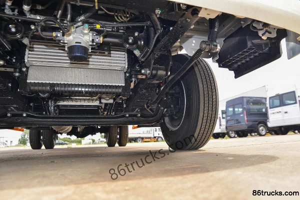 JMC Kaiwei Blue Whale Wide Body 170hp 4X2(6 wheels) 4.1m single-row flatbed truck (Fast Gear 8-speed) Chassis (3) | 86Trucks