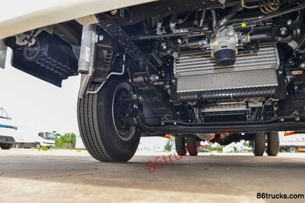 JMC Kaiwei Blue Whale Wide Body 170hp 4X2(6 wheels) 4.1m single-row flatbed truck (Fast Gear 8-speed) Chassis (2) | 86Trucks