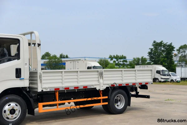 JMC Kaiwei Blue Whale Wide Body 170hp 4X2(6 wheels) 4.1m single-row flatbed truck (Fast Gear 8-speed) (1) | 86Trucks