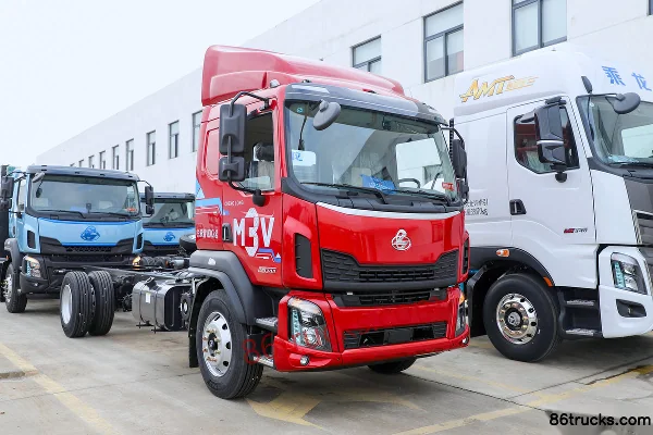 Dongfeng M3V 4.5L Diesel 260 hp 4X2(6 wheels) Fast Gear 8-Speed 8.3m Wing Opening Box Cargo Truck Exterior