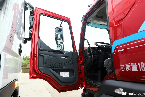 Dongfeng M3V 4.5L Diesel 260 hp 4X2(6 wheels) Fast Gear 8-Speed 8.3m Wing Opening Box Cargo Truck Cab (1) | 86Trucks