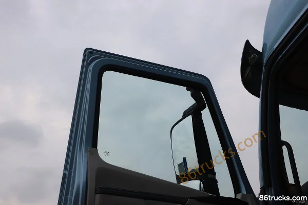 Dongfeng Liuqi Chenglong H5V 290 ch 4X2(6 roues) camion porteur à ridelles 6,8 m Cabine (2) | 86Trucks