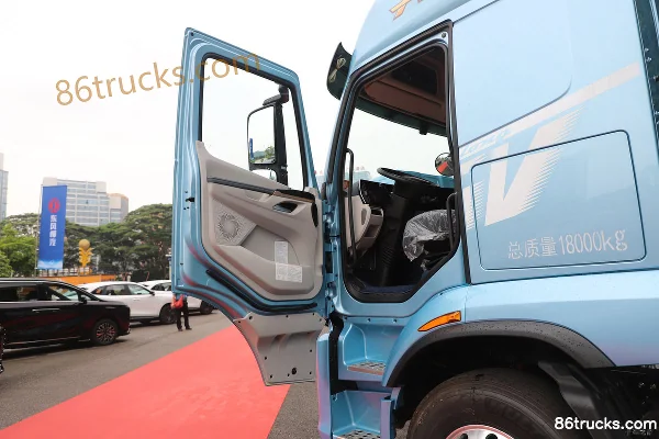Dongfeng Liuqi Chenglong H5V 290 ch 4X2(6 roues) camion porteur à ridelles 6,8 m Cabine (1) | 86Trucks