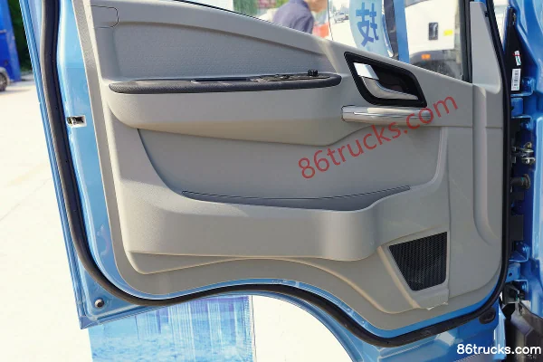 Sinotruk HOWO Tongshuai 4.6m single-row electric stake cargo truck CATL 140.41kWh 4X2(6 wheels) Cab (3) | 86Trucks