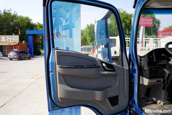 Sinotruk HOWO Tongshuai 4.6m single-row electric stake cargo truck CATL 140.41kWh 4X2(6 wheels) Cab (1) | 86Trucks