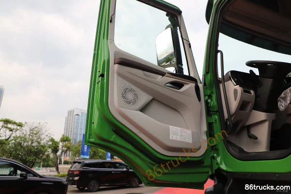 Dongfeng HK 12.9L Diesel 600 hp 8X4(12 wheels) Fast Gear 13-speed 7.6m Dump Truck Cab (3) | 86Trucks
