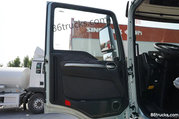 Sinotruk Sitrak G5 Heavy Truck 270 hp 4X2(6 wheels) 9.8m wing-opening box cargo truck Cab (1) | 86Trucks