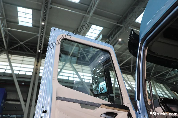 Dongfeng H5V 13.3L LNG 570 hp 6X4(10 wheels) Fast Gear 12-speed Tractor Truck Cab (2) | 86Trucks