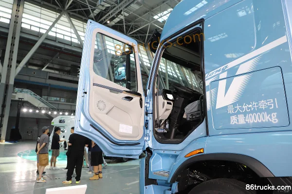 Dongfeng H5V 13.3L LNG 570 hp 6X4(10 wheels) Fast Gear 12-speed Tractor Truck Cab (1) | 86Trucks