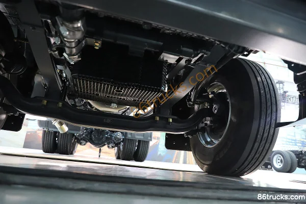 Dongfeng H5V 13.3L LNG 570 hp 6X4(10 wheels) Fast Gear 12-speed Tractor Truck Chassis (3) | 86Trucks
