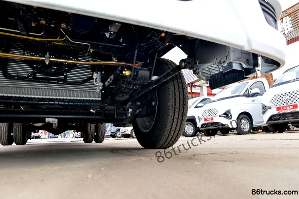 Dongfeng T7 Pro 1.6L Gasoline 120hp 4X2(6 wheels) 5-Speed 4.18m Single-Row Flatbed Mini Truck Chassis (3) | 86Trucks