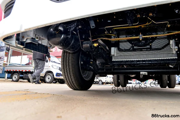 Dongfeng T7 Pro 1.6L Gasoline 120hp 4X2(6 wheels) 5-Speed 4.18m Single-Row Flatbed Mini Truck Chassis (2) | 86Trucks