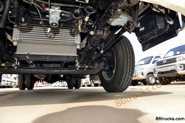 Sinotruk Pioneer M3 2.5L Diesel 175hp 4X2(6 wheels) Fast Gear 8-Speed 3.85m Semi-Row Flatbed Light Truck Chassis (3) | 86Trucks
