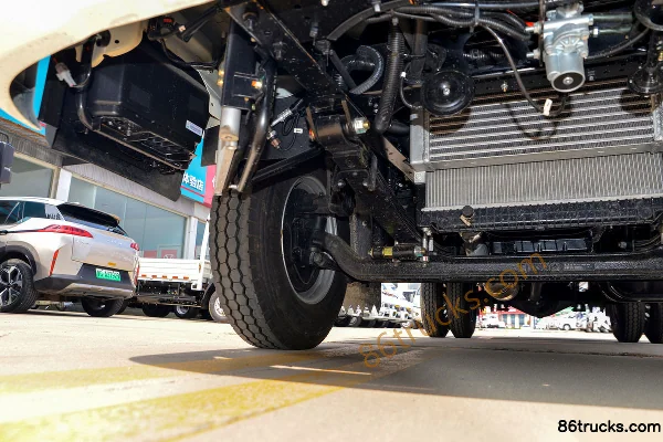 Sinotruk Pioneer M3 2.5L Diesel 175hp 4X2(6 wheels) Fast Gear 8-Speed 3.85m Semi-Row Flatbed Light Truck Chassis (2) | 86Trucks