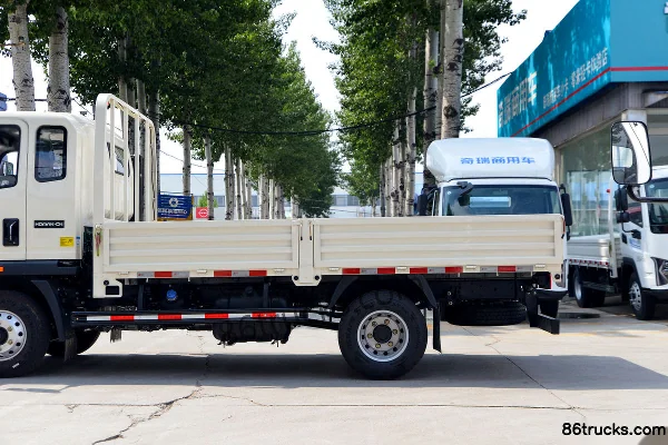 Sinotruk Pioneer M3 2.5L Diesel 175hp 4X2(6 wheels) Fast Gear 8-Speed 3.85m Semi-Row Flatbed Light Truck Body (2) | 86Trucks
