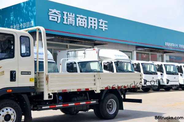 Sinotruk Pioneer M3 2.5L Diesel 175hp 4X2(6 wheels) Fast Gear 8-Speed 3.85m Semi-Row Flatbed Light Truck Body (1) | 86Trucks