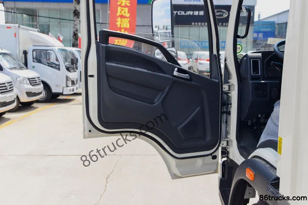 Sinotruk HOWO MANH3 170 hp 4X2(6 wheels) 4.2m single-row van light truck Cab (2) | 86Trucks