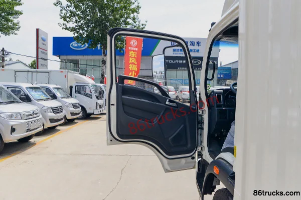 Sinotruk HOWO MANH3 170 hp 4X2(6 wheels) 4.2m single-row van light truck Cab (1) | 86Trucks