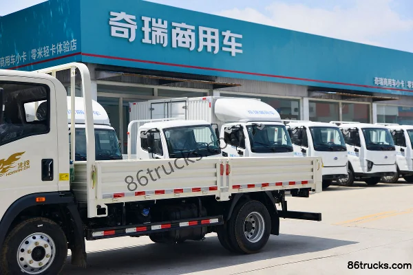 Sinotruk Xianfeng M2 2.5L Diesel 155hp 4X2(6 wheels) WLY 6-Speed 4.15m Single Row Flatbed Light Truck Body (1) | 86Trucks