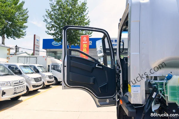 Sinotruk Niu Qi Chong Tian 2.5L Diesel 185 hp 4X2(6 wheels) Fast Gear 8-Speed 4.15m Single-Row Grating Light Truck Cab (1) | 86Trucks