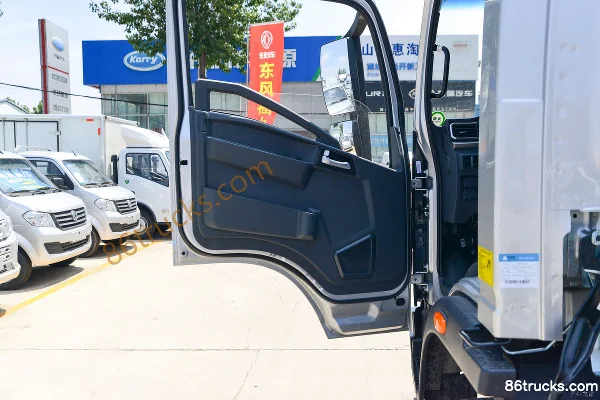 Sinotruk Niu Qi Chong Tian 2.5L Diesel 185 hp 4X2(6 wheels) Fast Gear 8-Speed 4.15m Single-Row Grating Light Truck Cab (2) | 86Trucks