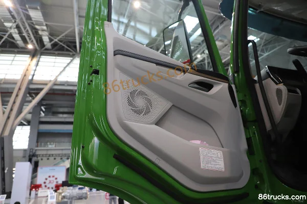 Dongfeng Yiwei 5 Engineering Version 8X4(12 wheels) 5.8m Semi-row Pure Electric Dump Truck CATL 400.61kWh Cab (3) | 86Trucks