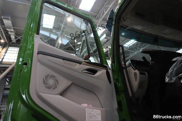 Dongfeng Yiwei 5 Engineering Version 8X4(12 wheels) 5.8m Semi-row Pure Electric Dump Truck CATL 400.61kWh Cab (2) | 86Trucks