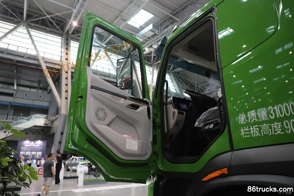Dongfeng Yiwei 5 Engineering Version 8X4(12 wheels) 5.8m Semi-row Pure Electric Dump Truck CATL 400.61kWh Cab (1) | 86Trucks