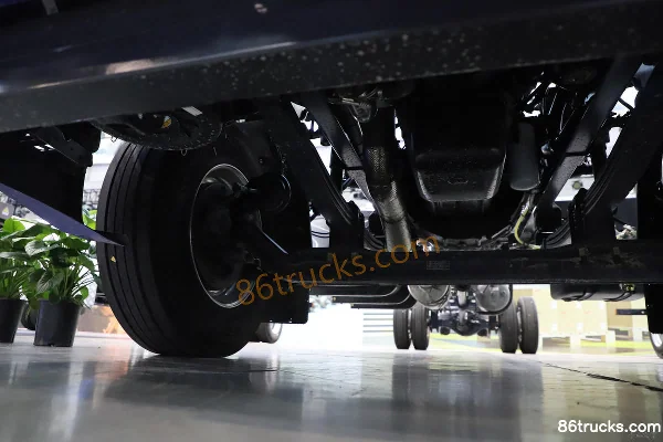 Dongfeng H5V Chuangfu Edition 6.9L diesel 350hp 4X2(6 wheels) Fast Gear 10-speed 9.7m box cargo truck Chassis (2) | 86Trucks