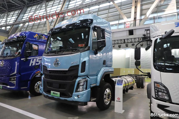 Dongfeng H5 7.7L LNG 320 hp 4X2(6 wheels) Fast Gear 8-Speed 9.7m Van Cargo Truck Exterior (3) | 86Trucks