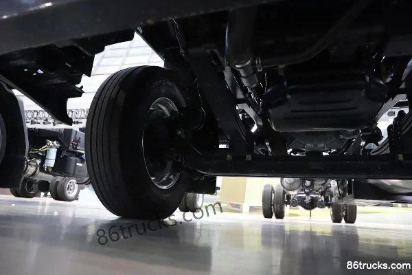 Dongfeng H5 7.7L LNG 320 hp 4X2(6 wheels) Fast Gear 8-Speed 9.7m Van Cargo Truck Chassis (1) | 86Trucks
