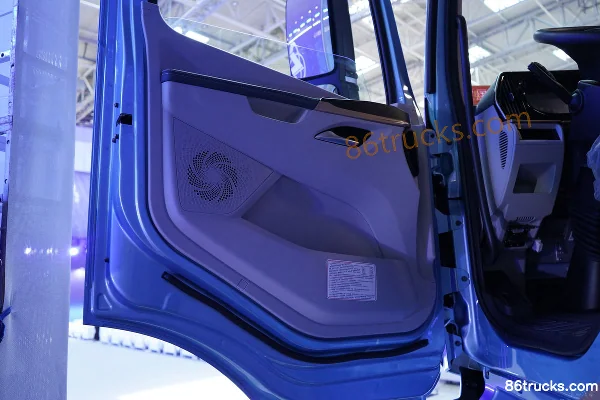 Dongfeng Yiwei 5 Super Power 6X4(10 wheels) Electric Tractor Truck Dongfeng 422kWh Cab (3) | 86Trucks