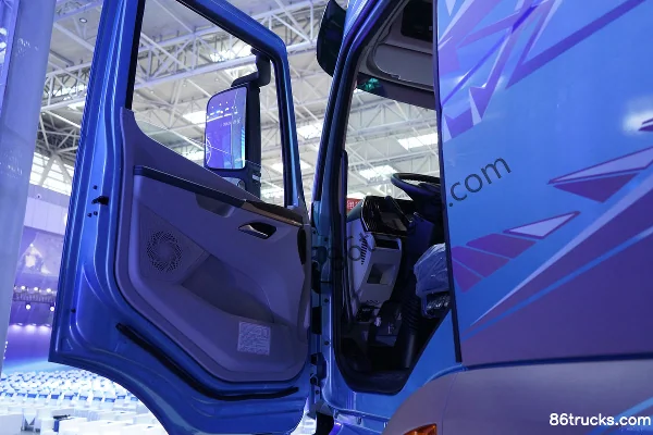 Dongfeng Yiwei 5 Super Power 6X4(10 wheels) Electric Tractor Truck Dongfeng 422kWh Cab (1) | 86Trucks