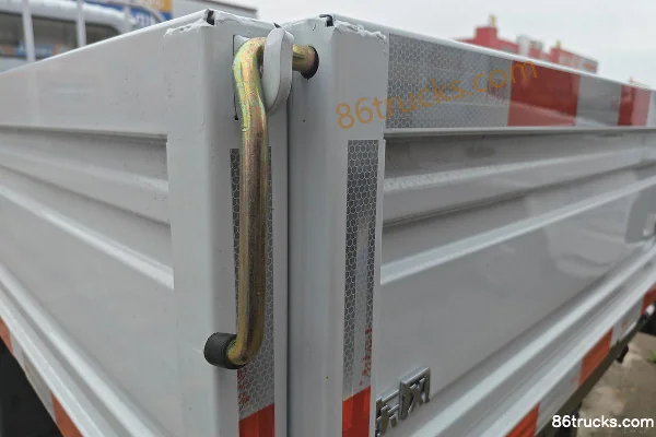 Dongfeng T7 Pro 1.6L Gasoline 120hp 4X2(6 wheels) 5-Speed 3.8m Single Row Flatbed Micro Truck Body (3) | 86Trucks