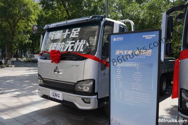 Sinotruk HOWO Hanjiang H3 3L LNG 140 hp 4X2(6 wheels) Fast Gear 8-Speed 4.15m Single Row Flatbed Cargo Truck Exterior (3) | 86Trucks