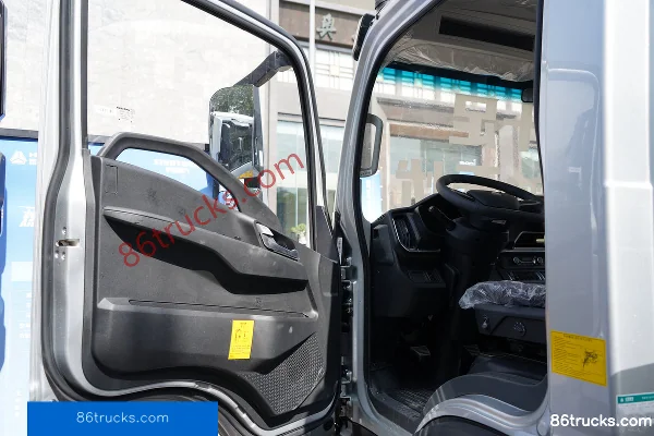 Sinotruk HOWO Hanjiang H3 3L LNG 140 hp 4X2(6 wheels) Fast Gear 8-Speed 4.15m Single Row Flatbed Cargo Truck Cab (1) | 86Trucks