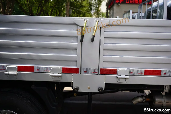 Sinotruk HOWO Hanjiang H3 3L LNG 140 hp 4X2(6 wheels) Fast Gear 8-Speed 4.15m Single Row Flatbed Cargo Truck Body (1) | 86Trucks